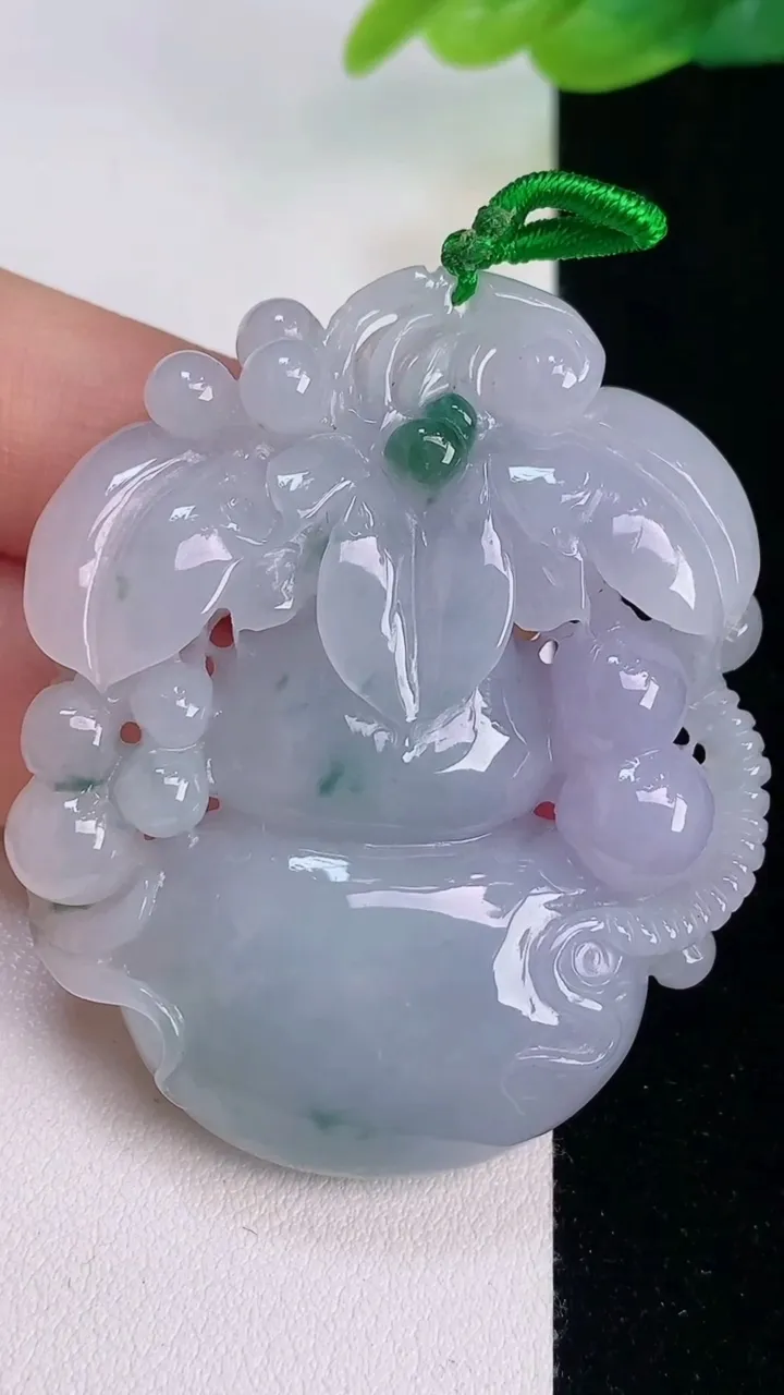 天然A货翡翠春带彩 飘花葫芦吊坠，尺寸51.2-42.4-10.4，重量:42.48g
7月30日