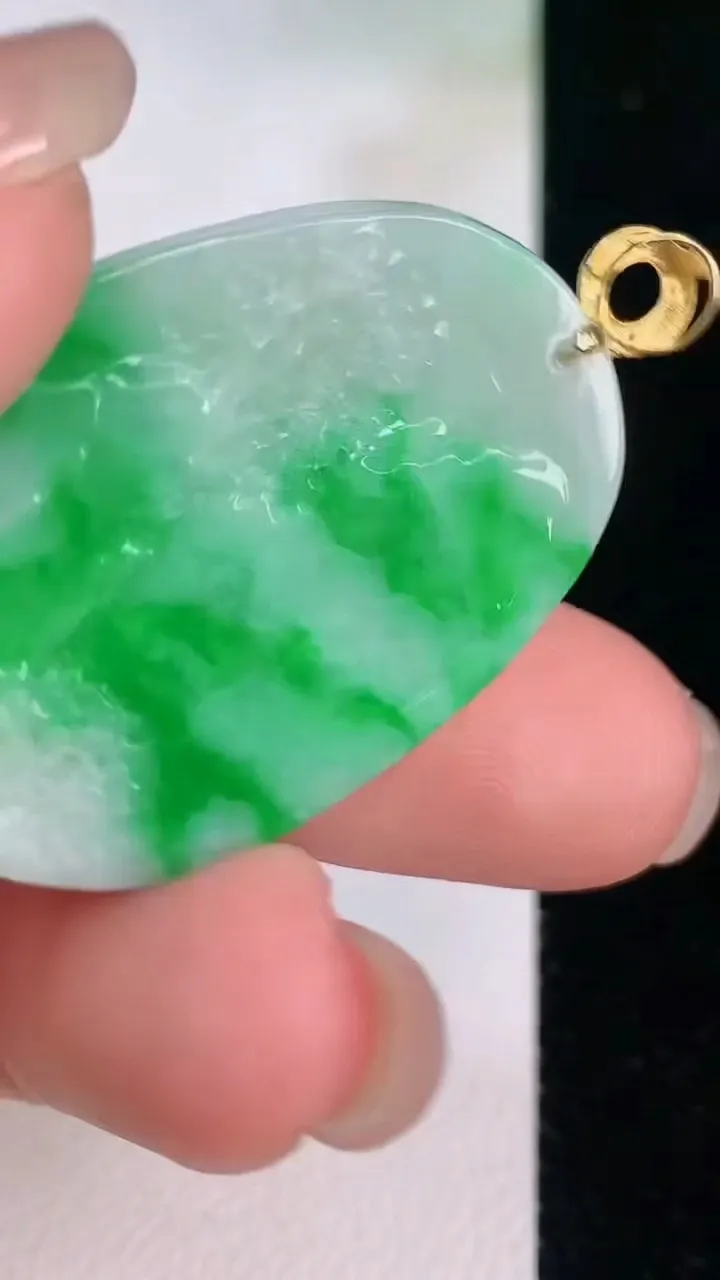 天然A货翡翠山水牌吊坠，尺寸34-24.4-6.7，重量:11.90g
7月30日