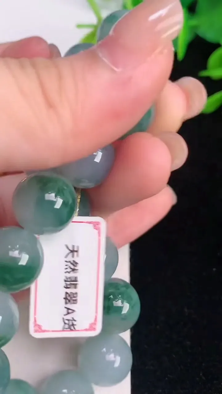 天然A货翡翠种飘花圆珠手串17颗，尺寸12.4，重量:56.79g7月30日
工厂直销收藏佳品,种好水足，色泽均匀，有种有色，上手高大气！