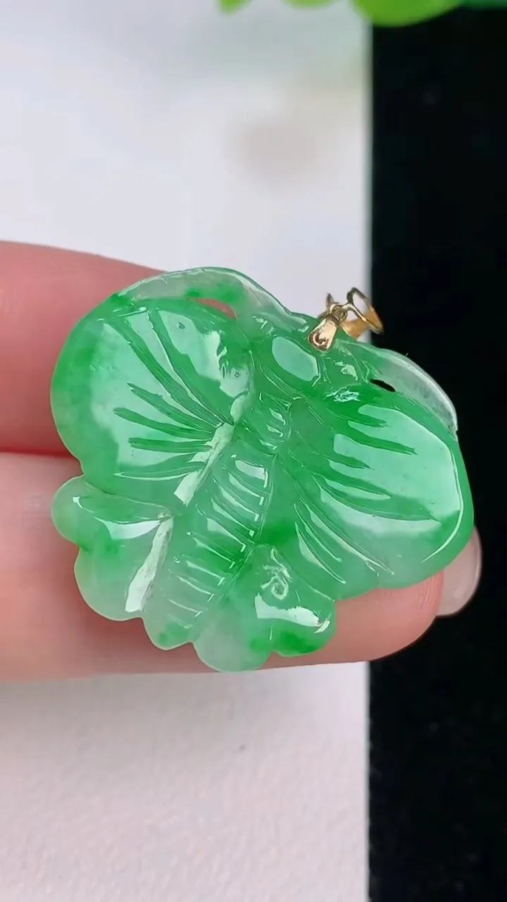 天然A货翡翠蝴蝶吊坠，尺寸24-28.8-3，重量:4.09g
7月30日