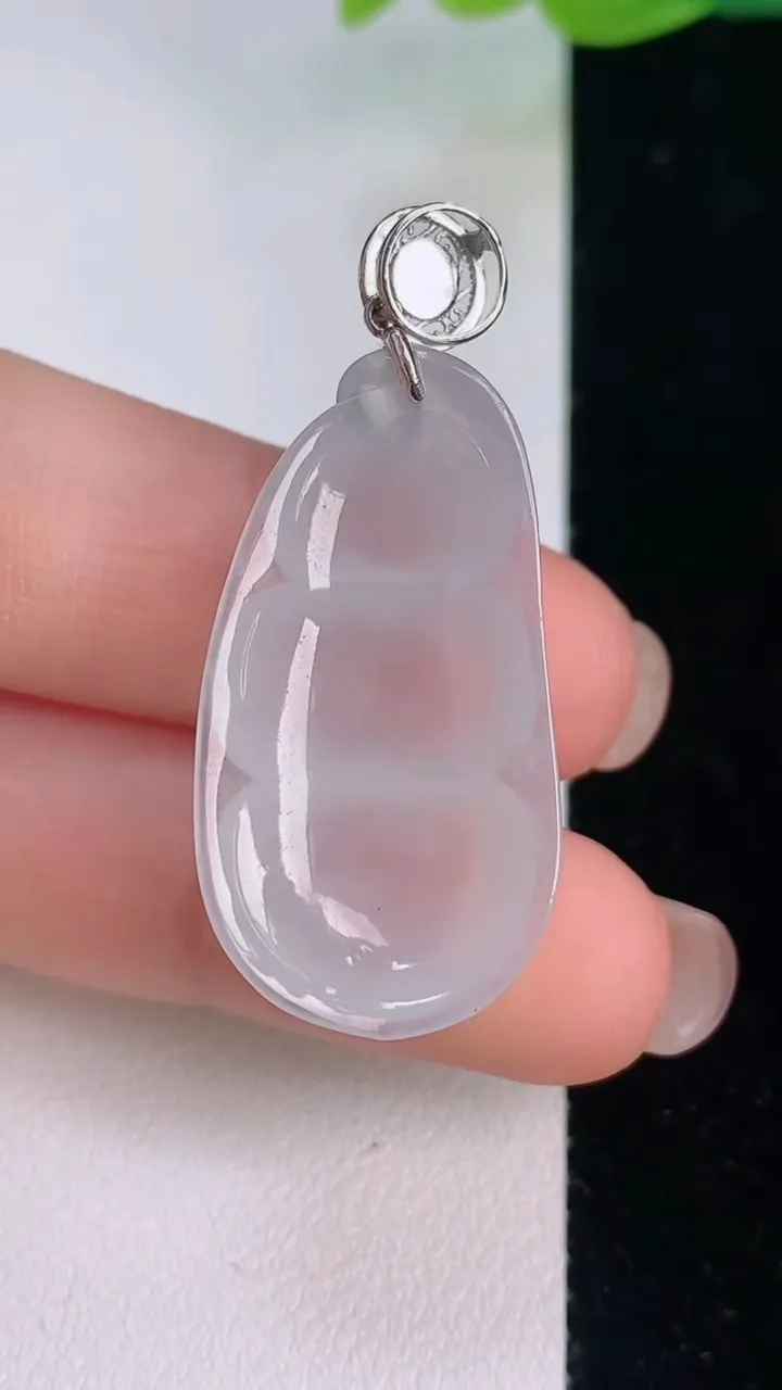 天然A货翡翠种白冰福豆吊坠，尺寸32.2-17-8.4，重量:5.86g
7月30日