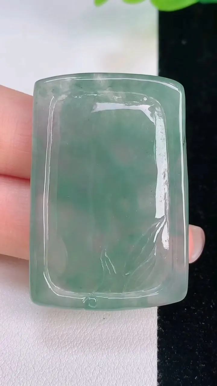 天然A货翡翠普贤菩萨吊坠，尺寸43.2-29.2-5.3，重量:15.00g
7月30日