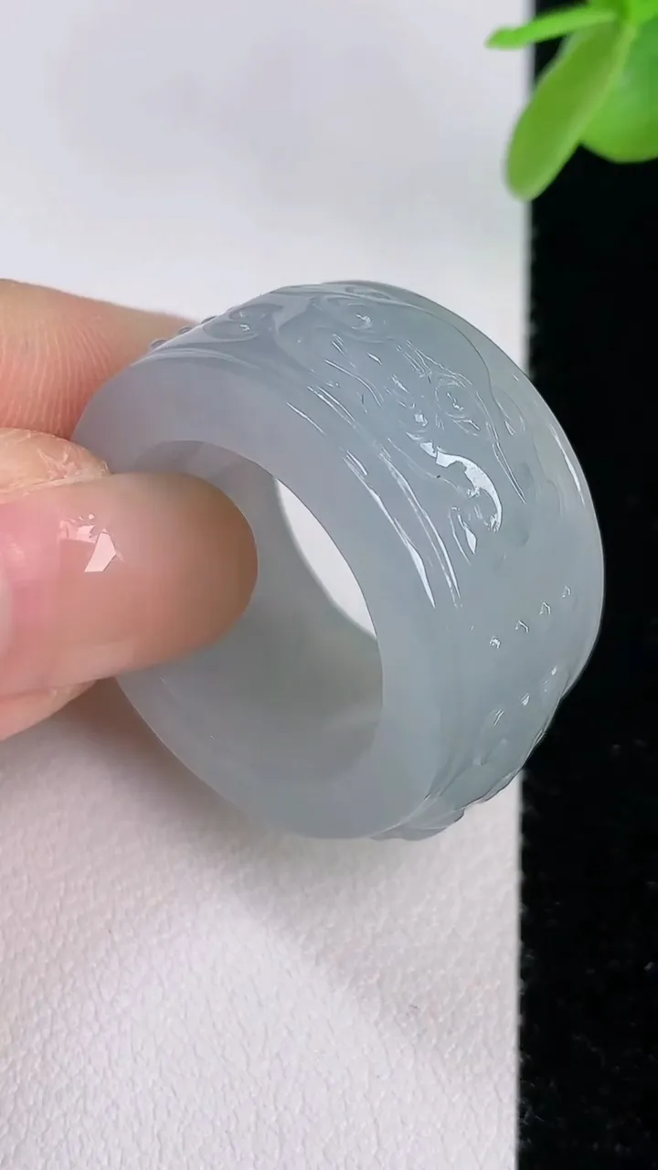 天然A货翡翠龙扳指 戒指，尺寸19-13.6-6.1，重:15.50g2025年7月30日
工厂直销收藏佳品,种好水足，色泽均匀，有种有色，上手高大气！