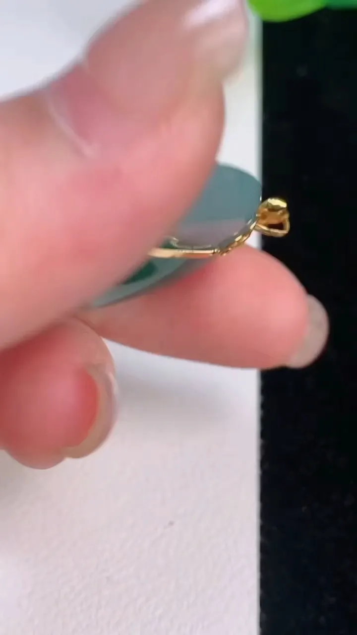 天然A货翡翠种飘花平安扣吊坠，尺寸25.8-5，重量:7.18g
7月30日