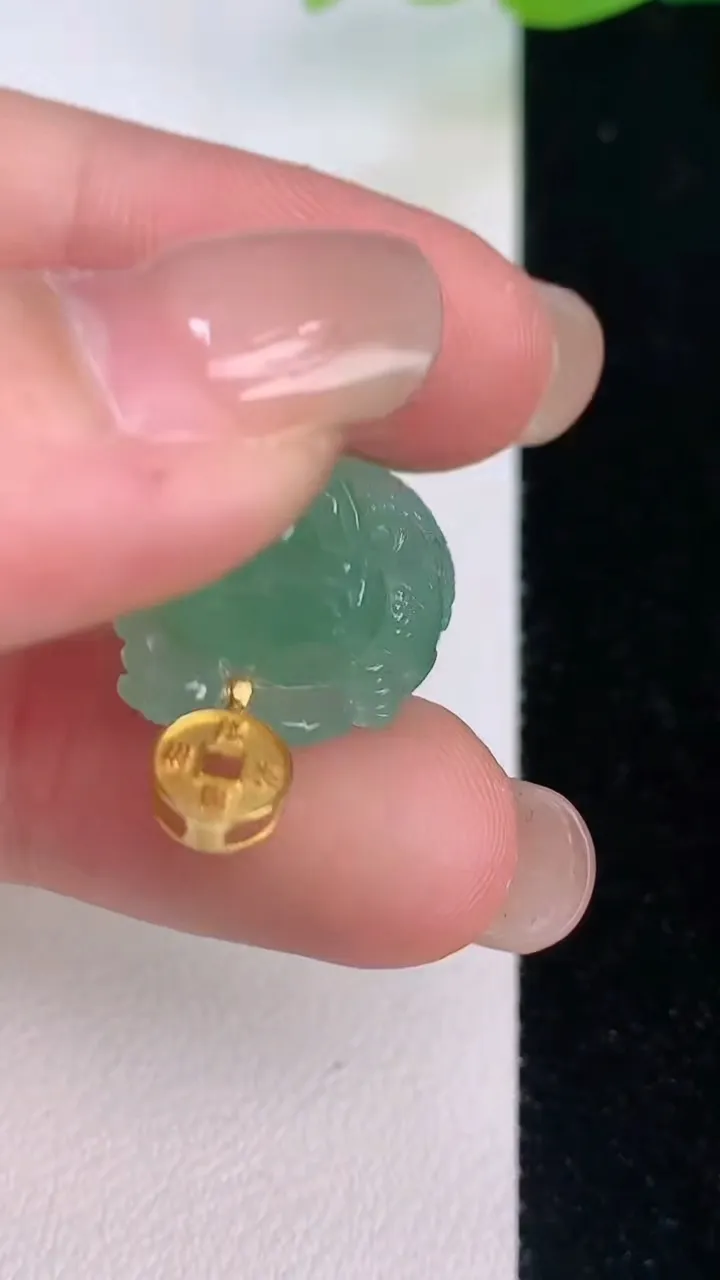 天然A货翡翠金蟾吊坠，尺寸21.3-15.2-12.2，重量:6.48g
7月30日