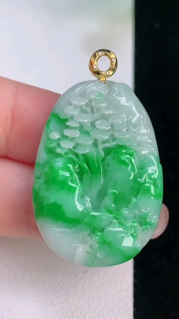 天然A货翡翠山水牌吊坠，尺寸34-24.4-6.7，重量:11.90g
7月30日