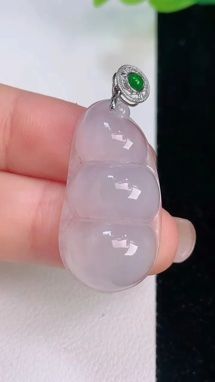 天然A货翡翠种白冰福豆吊坠，尺寸32.2-17-8.4，重量:5.86g
7月30日