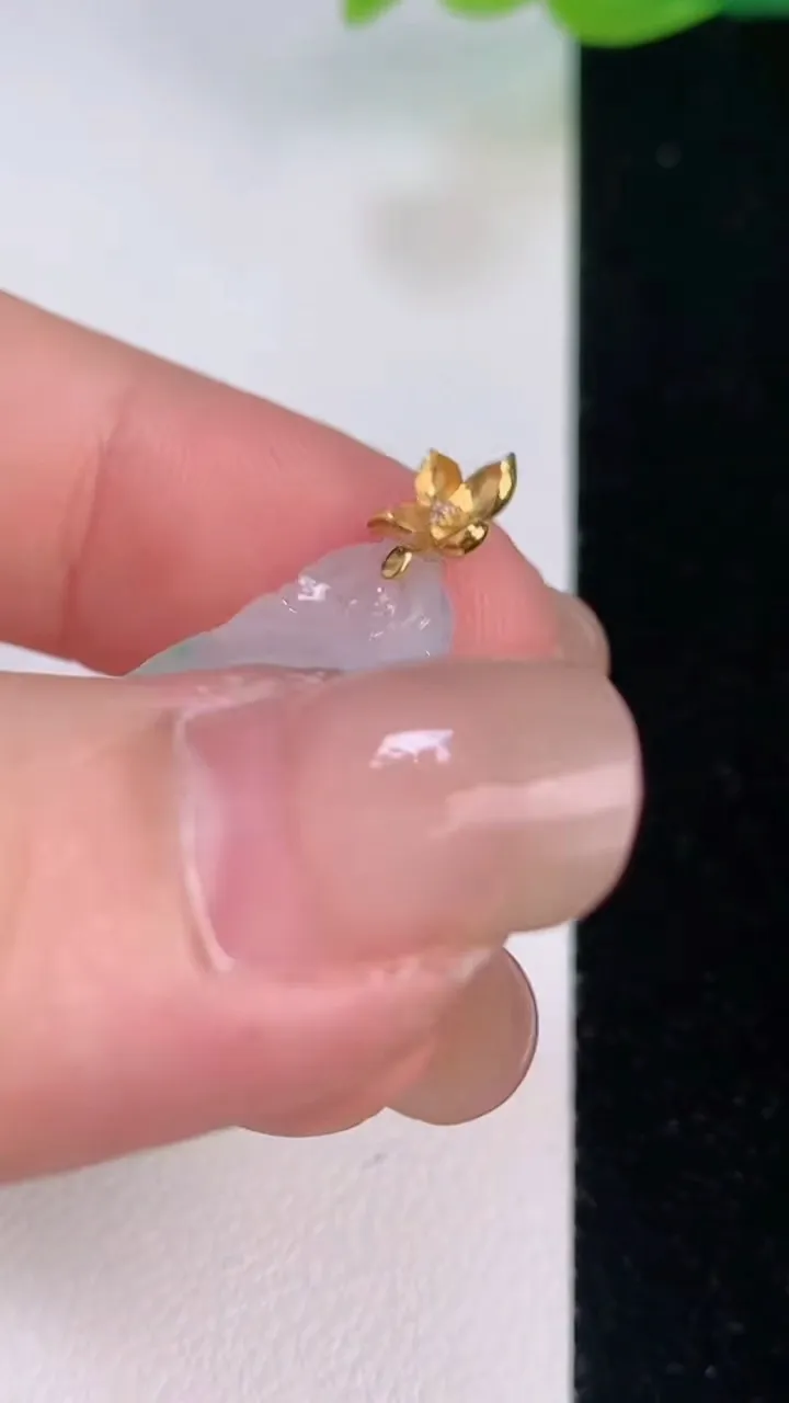 天然A货翡翠福贝吊坠，尺寸20.4-15.8-2.4，重量:1.50g
7月30日
