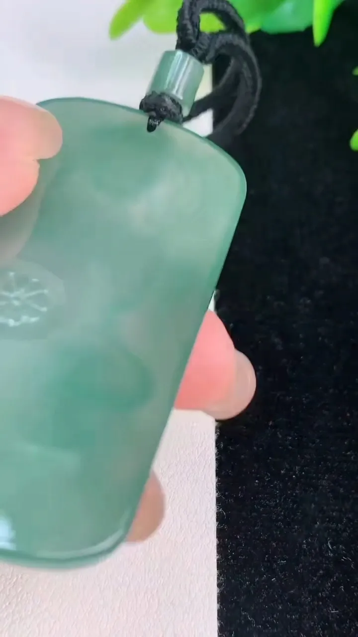 天然A货翡翠大势至观音菩萨吊坠，尺寸63.2-38-5.7，重量:33.75g
7月30日