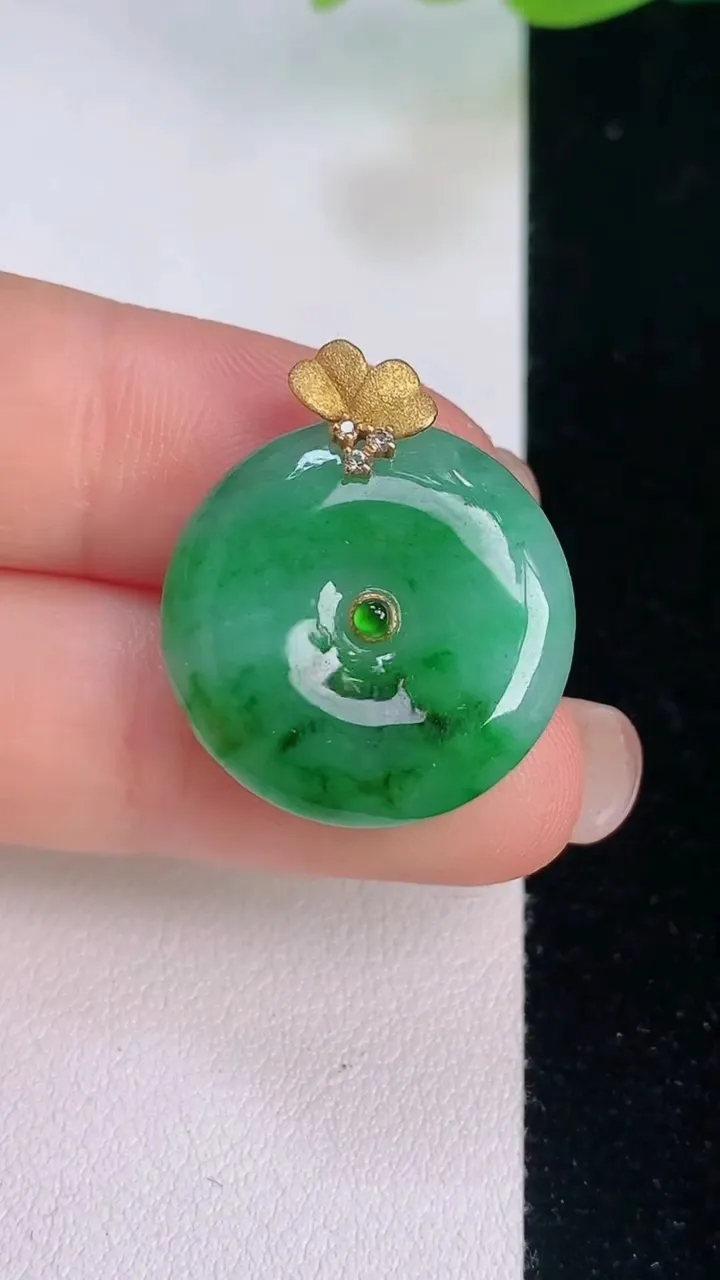 天然A货翡翠平安扣吊坠，尺寸21.3-5.3，重量:5.19g
7月30日