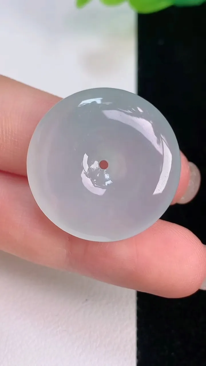 天然A货翡翠平安扣吊坠，尺寸26.6-6，重量:8.57g
7月30日