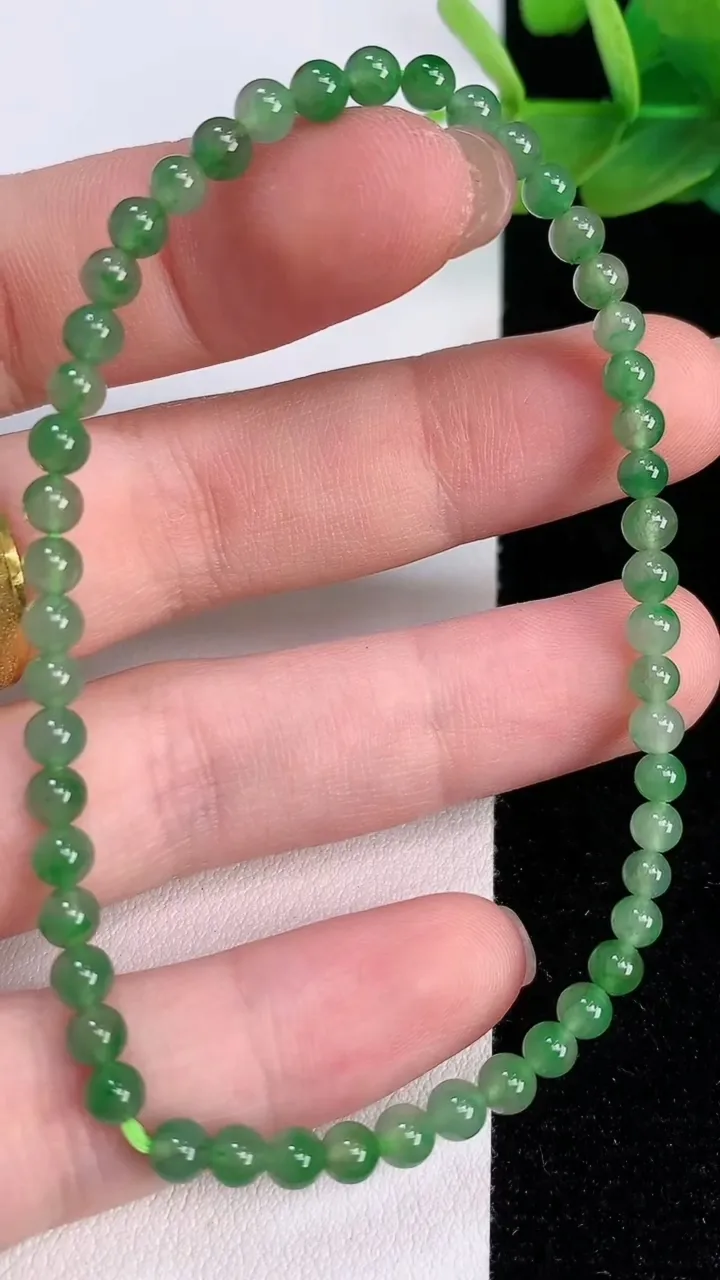 天然A货翡翠小米珠手串，尺寸4，重:5.02g7月30日
工厂直销收藏佳品,种好水足，色泽均匀，有种有色，上手高大气！