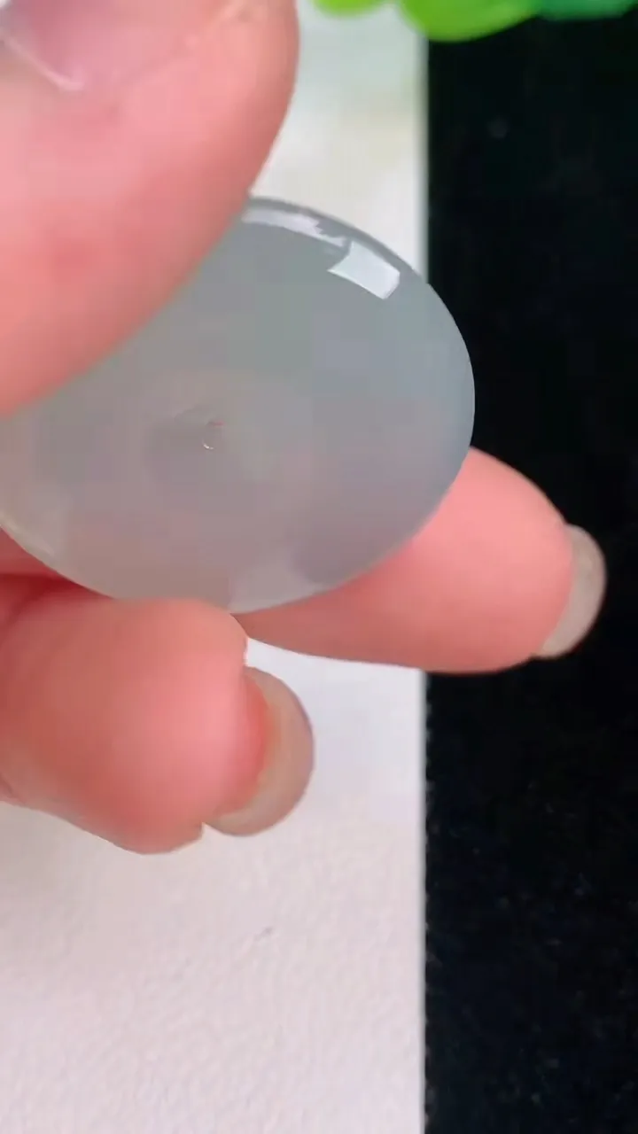 天然A货翡翠平安扣吊坠，尺寸26.6-6，重量:8.57g
7月30日