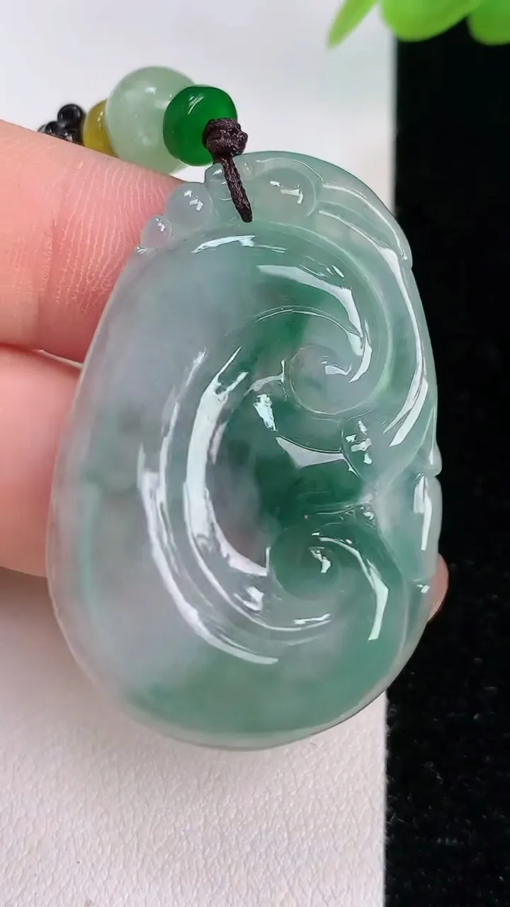 天然A货翡翠冰种飘花如意吊坠，尺寸42.2-27.2-3.6，重:7.86g
7月30日