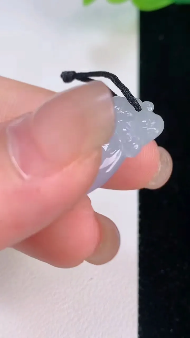 天然A货翡翠紫罗兰寿桃吊坠，尺寸31.2-19.6-9.5，重量:9.10g
7月30日