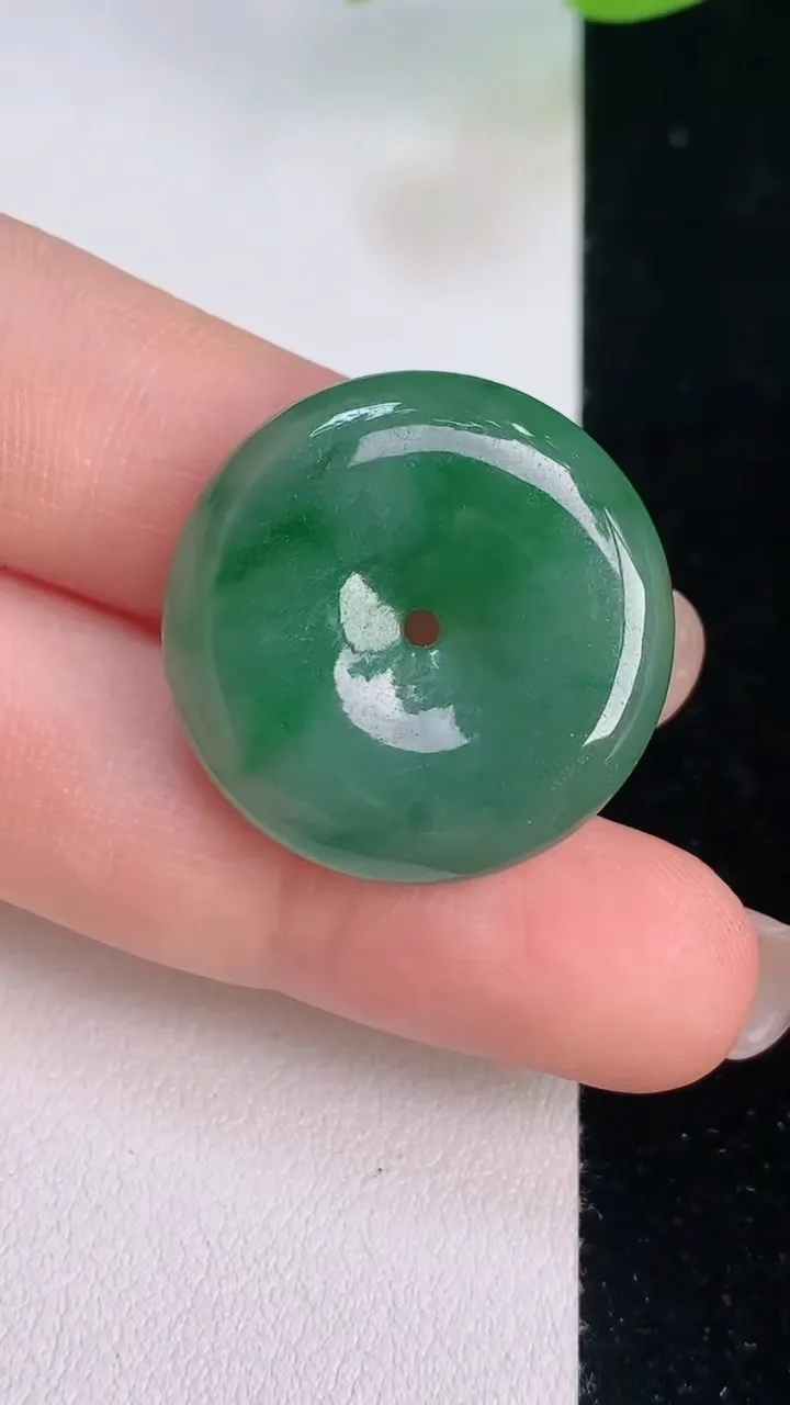 天然A货翡翠平安扣吊坠，尺寸24.5-4.5，重量:7.35g
7月30日