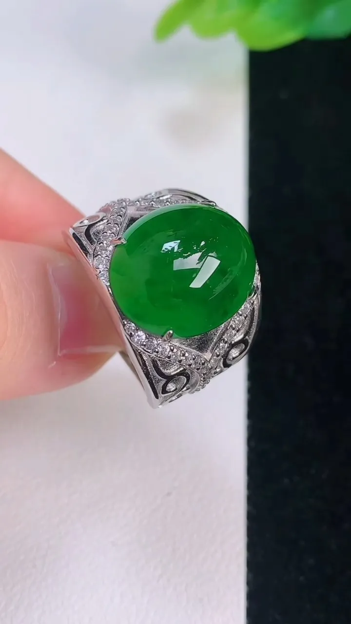 天然A货翡翠蛋面戒指，尺寸17.4-13，重量:8.92g2025年7月30日
工厂直销收藏佳品,种好水足，色泽均匀，有种有色，上手高大气！