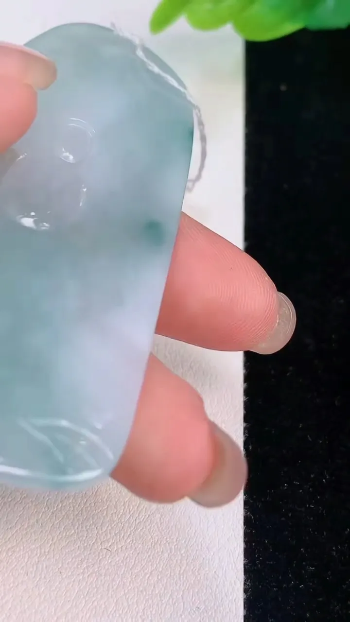 天然A货翡翠冰种飘花观音菩萨吊坠，尺寸67.2-39.2-5.2，重量:28.88g
7月30日