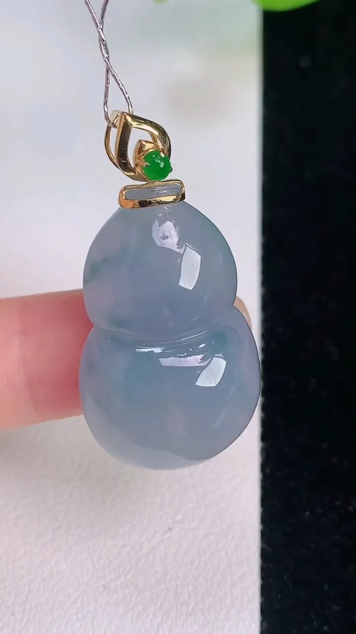 天然A货翡翠种紫罗兰葫芦吊坠，尺寸32.6-18.2-8.3，重量:7.91g
7月30日