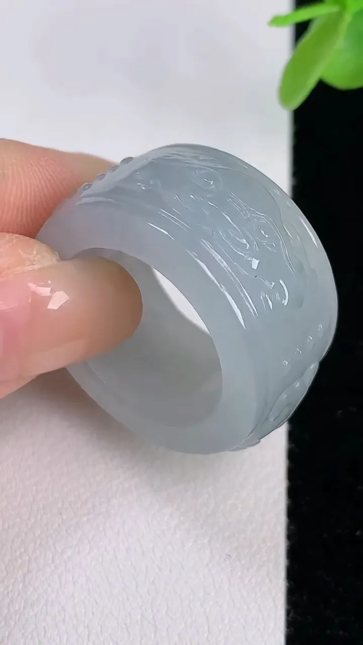 天然A货翡翠龙扳指 戒指，尺寸19-13.6-6.1，重:15.50g2025年7月30日
工厂直销收藏佳品,种好水足，色泽均匀，有种有色，上手高大气！