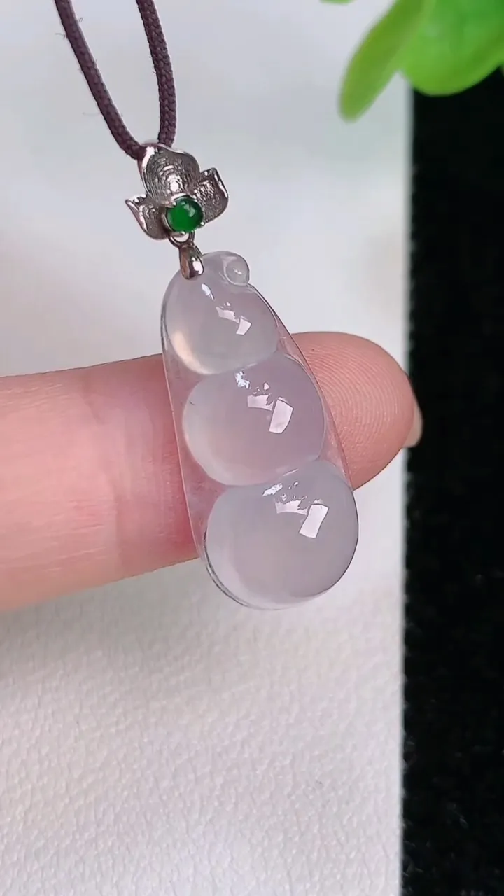 天然A货翡翠种白冰福豆吊坠，尺寸22-10.3-5.2，重:2.11g
7月30日