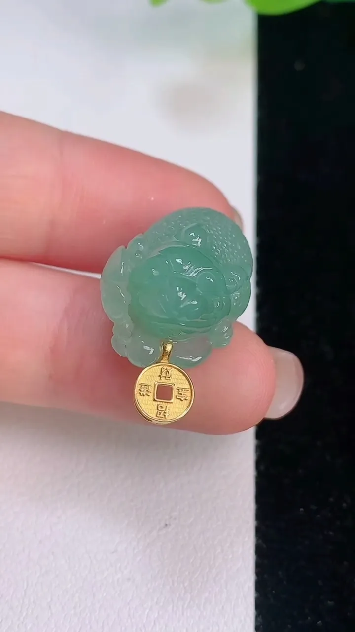 天然A货翡翠金蟾吊坠，尺寸21.3-15.2-12.2，重量:6.48g
7月30日