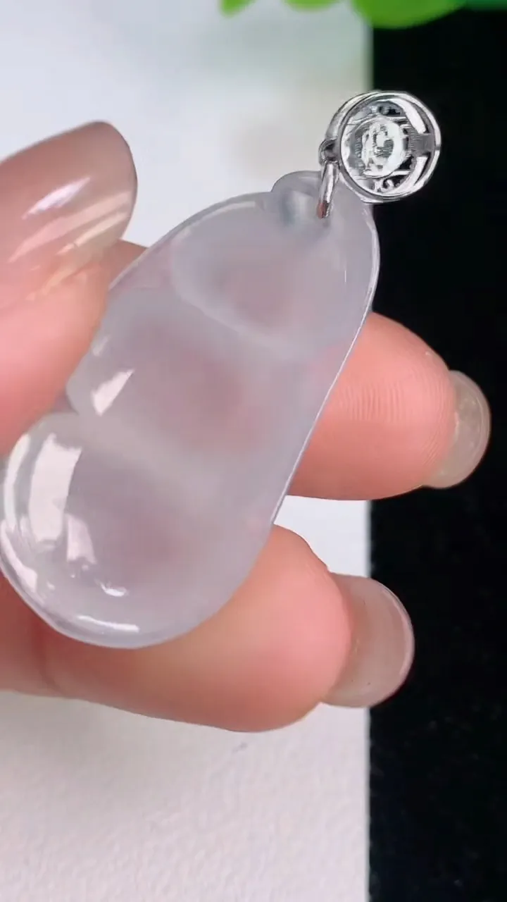 天然A货翡翠种白冰福豆吊坠，尺寸32.2-17-8.4，重量:5.86g
7月30日
