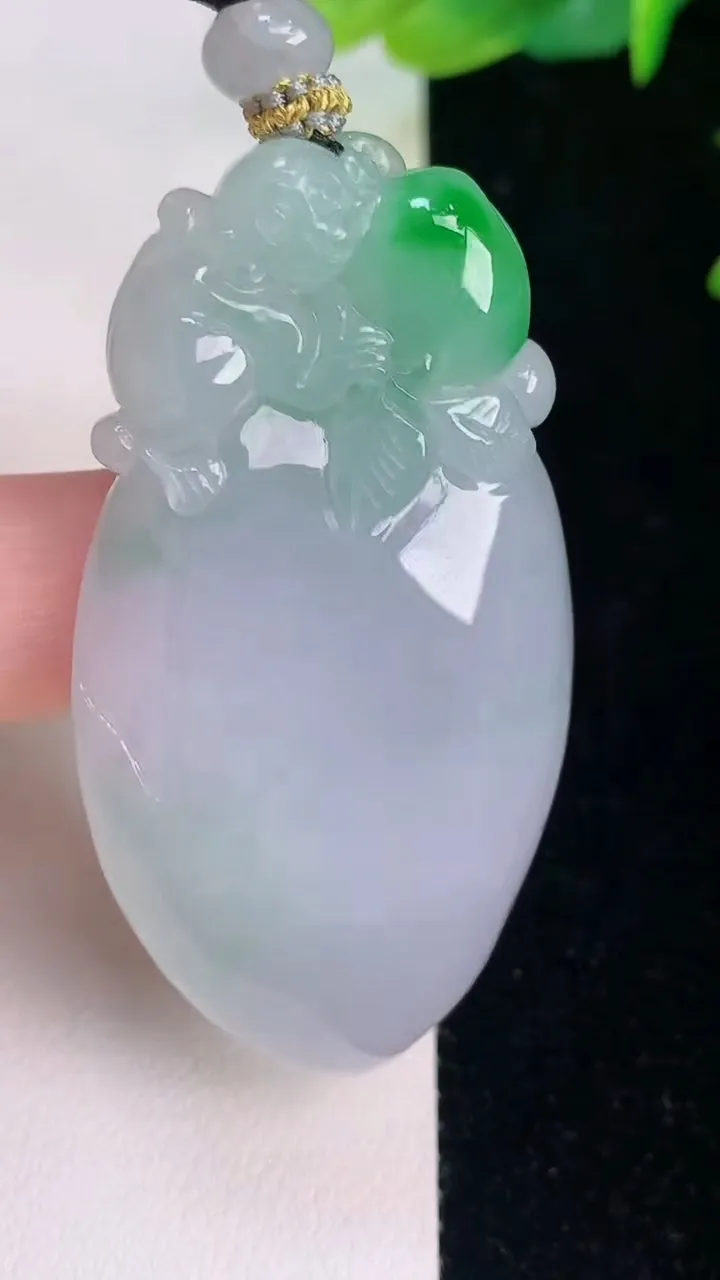 天然A货翡翠灵猴献瑞 福瓜吊坠，尺寸51.3-29.4-10.8，重量:36.36g
7月30日