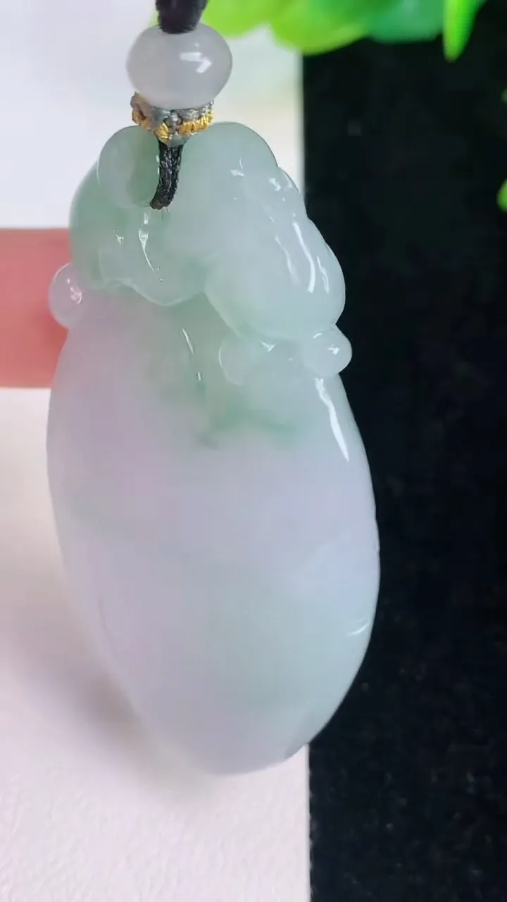 天然A货翡翠灵猴献瑞 福瓜吊坠，尺寸51.3-29.4-10.8，重量:36.36g
7月30日