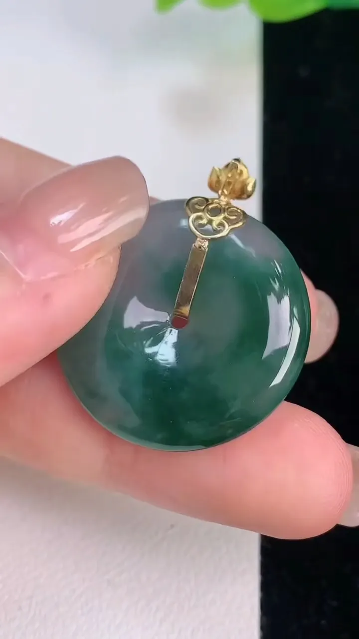 天然A货翡翠种飘花平安扣吊坠，尺寸25.8-5，重量:7.18g
7月30日