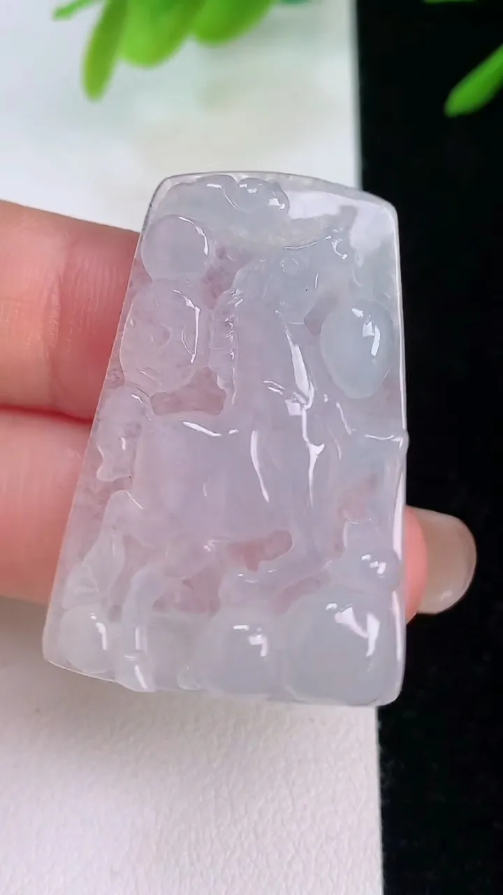 天然A货翡翠生肖马吊坠，尺寸38.5-26-6，重量:9.79g
7月31日
