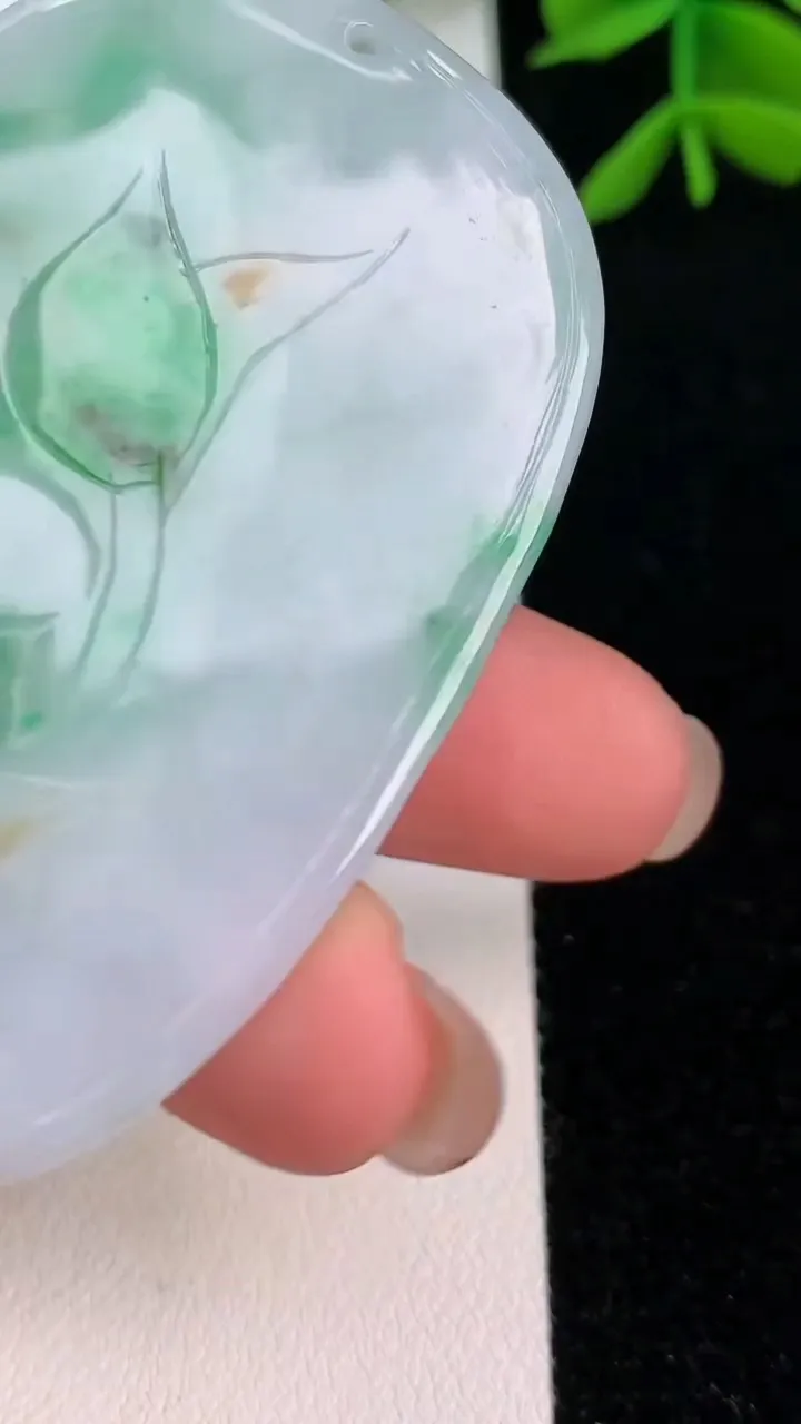 天然A货翡翠荷叶鱼吊坠，尺寸76-53-13.8，重:37.05g
7月31日