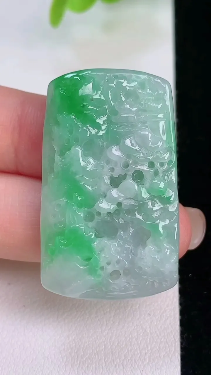 天然A货翡翠山水牌吊坠，尺寸39.2-23.6-5.7，重量:12.16g
7月31日