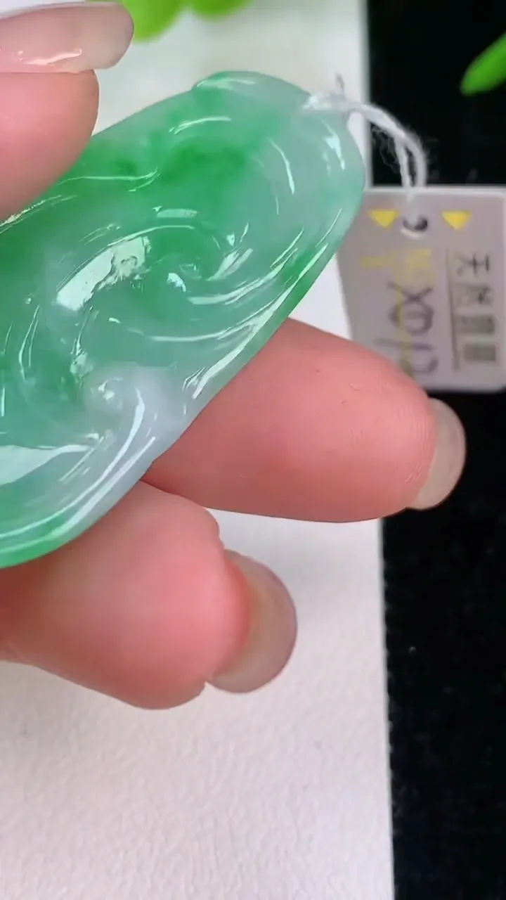 天然A货翡翠如意吊坠，尺寸45.3-21.7-6，重量:10.72g
7月31日