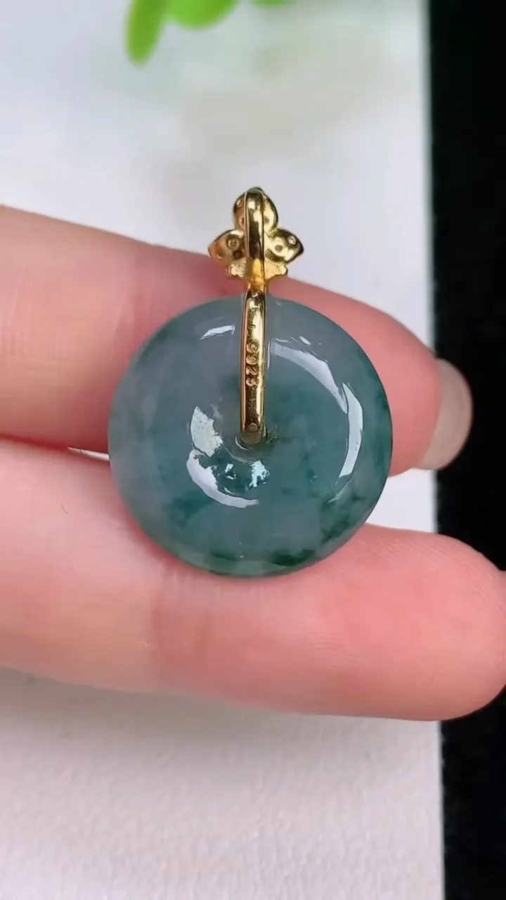 天然A货翡翠种飘花平安扣吊坠，尺寸18.7-5.8，重量:4.46g
7月31日