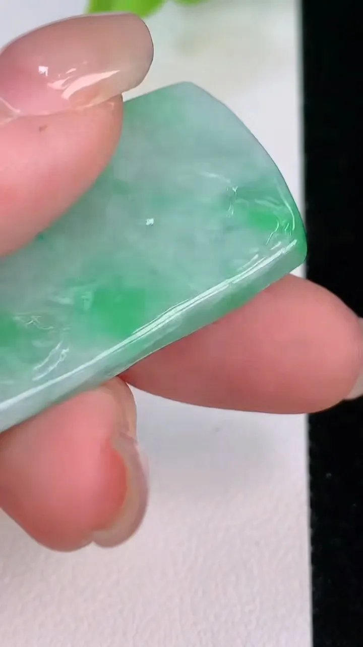 天然A货翡翠山水牌吊坠，尺寸39.2-23.6-5.7，重量:12.16g
7月31日