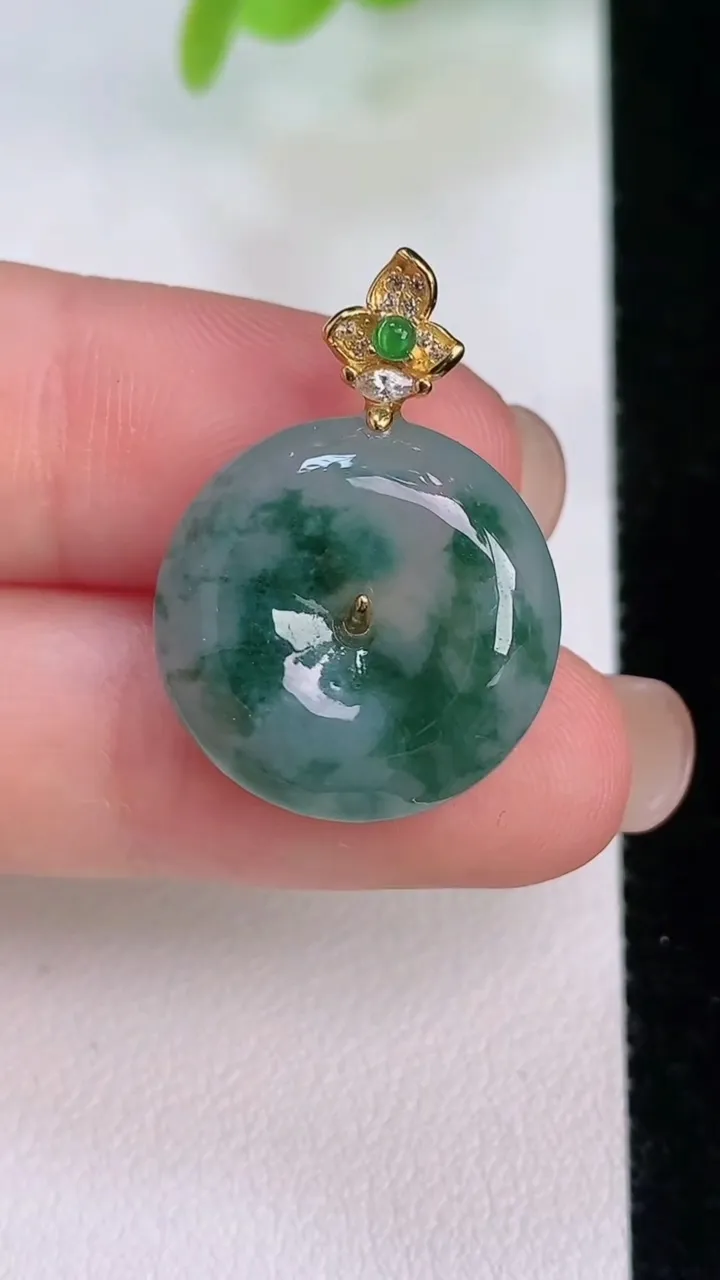 天然A货翡翠种飘花平安扣吊坠，尺寸18.7-5.8，重量:4.46g
7月31日