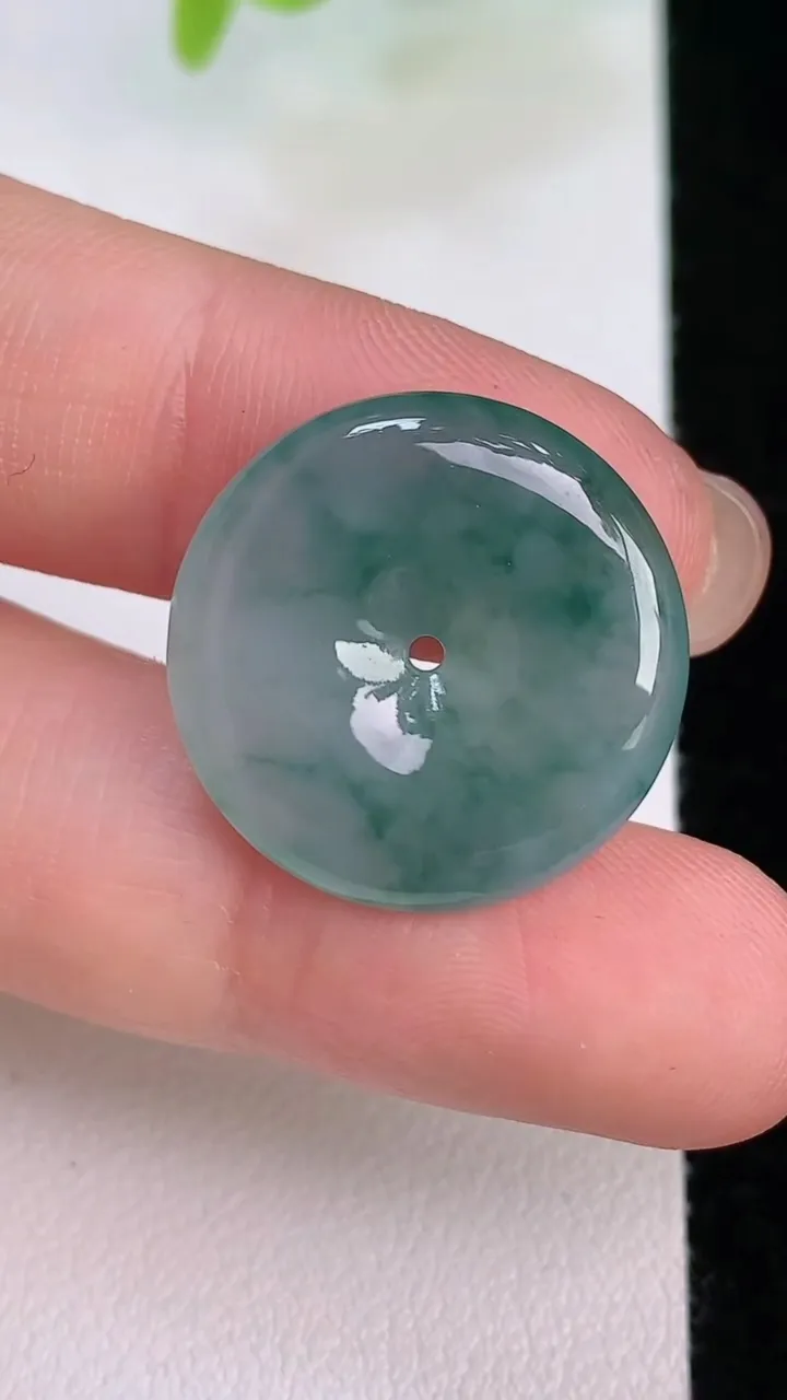 天然A货翡翠冰种飘花平安扣吊坠，尺寸21-4.6，重量:4.12g
7月31日