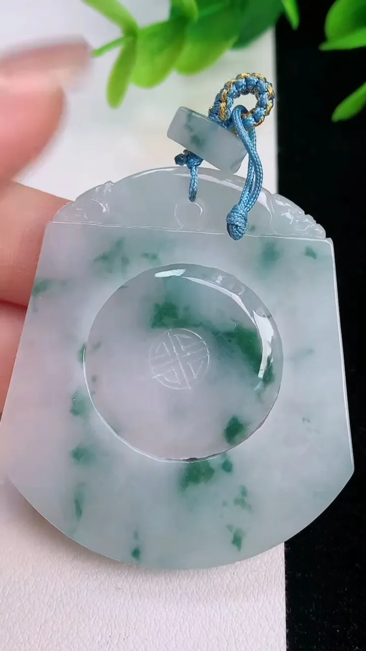天然A货翡翠飘花仿古无事牌吊坠，尺寸51.4-45.5-3.8，重量:22.21g
7月31日