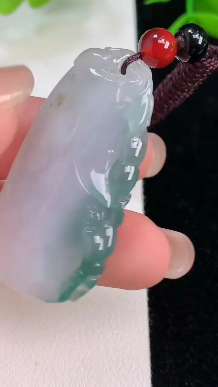 天然A货翡翠飘花福瓜吊坠，尺寸43.2-21.7-7.2，重:12.01g
7月31日