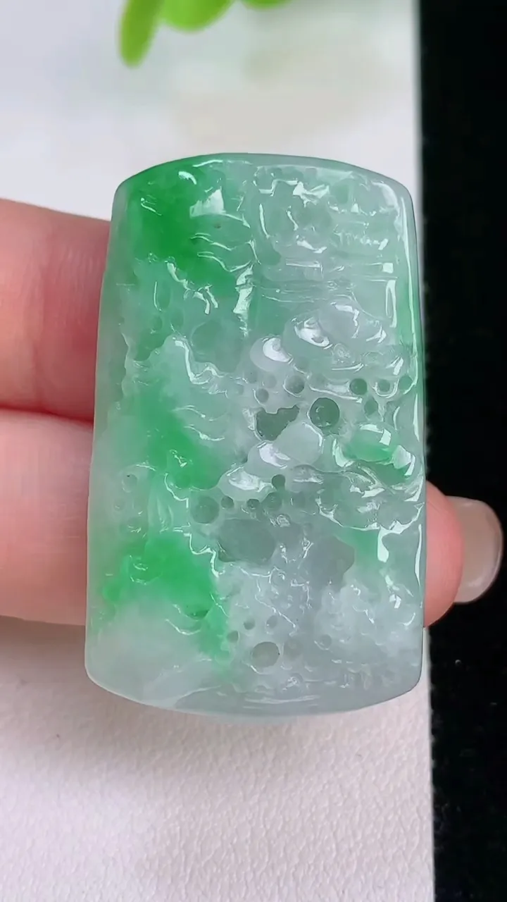 天然A货翡翠山水牌吊坠，尺寸39.2-23.6-5.7，重量:12.16g
7月31日
