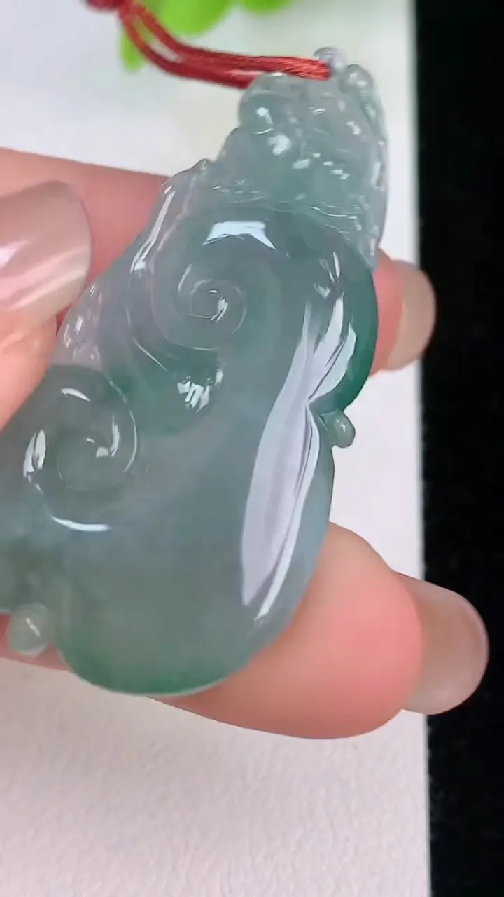 天然A货翡翠冰种飘花如意吊坠，尺寸43-21-6.2，重量:10.00g
7月31日