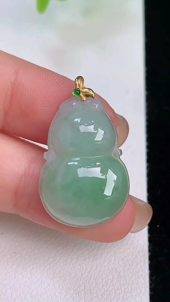 天然A货翡翠葫芦吊坠，尺寸26.7-17.8-5.8，重量:4.51g
7月31日