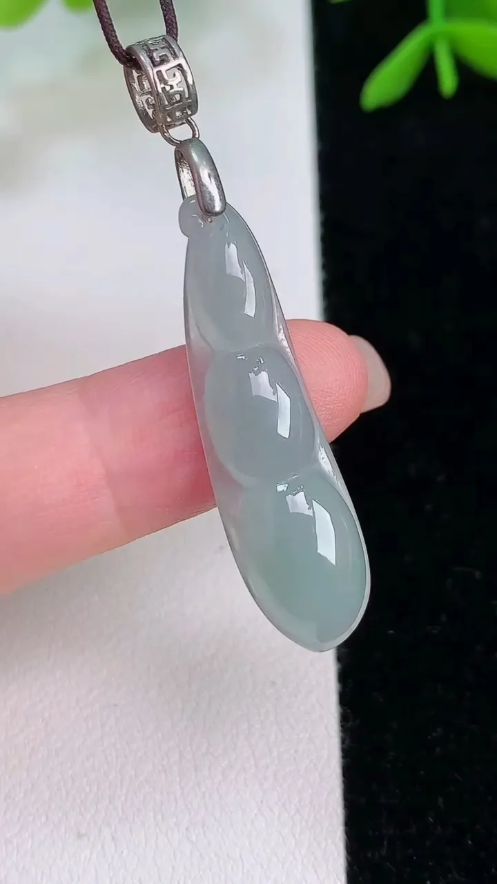 天然A货翡翠福豆吊坠，尺寸 35-9.8-5，重: 2.60g
7月31日