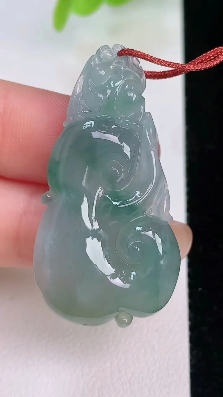 天然A货翡翠冰种飘花如意吊坠，尺寸43-21-6.2，重量:10.00g
7月31日