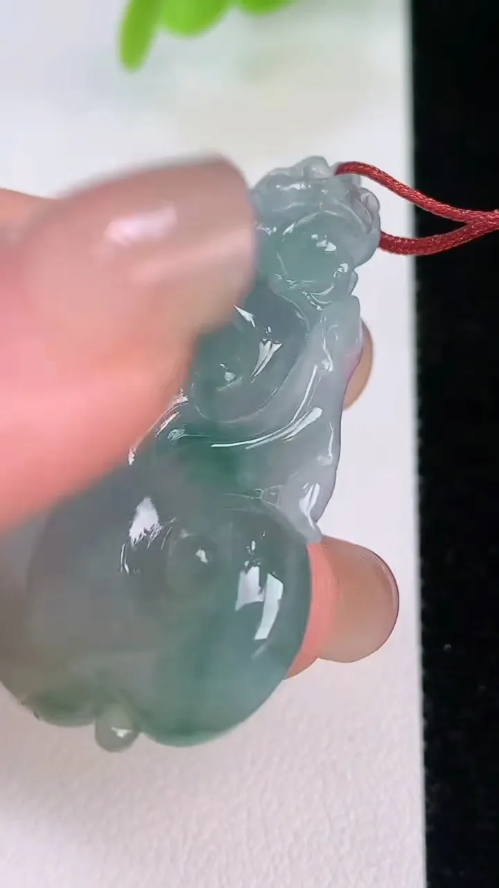 天然A货翡翠冰种飘花如意吊坠，尺寸43-21-6.2，重量:10.00g
7月31日