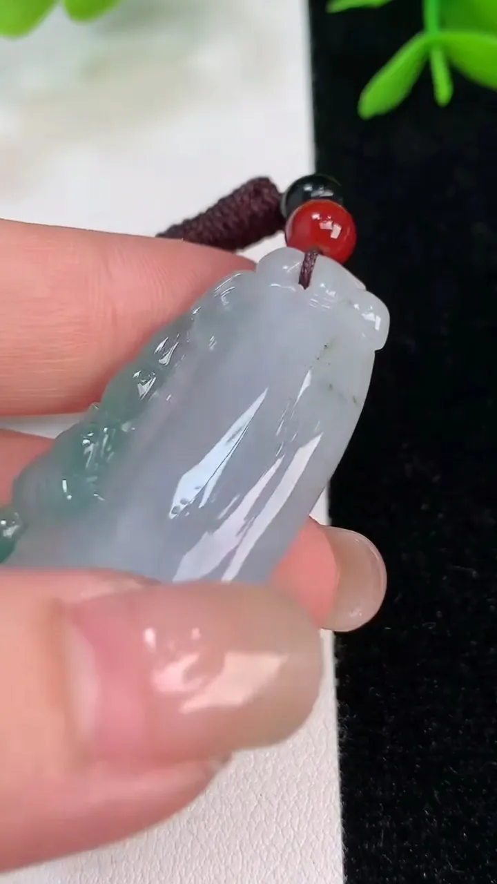 天然A货翡翠飘花福瓜吊坠，尺寸43.2-21.7-7.2，重:12.01g
7月31日