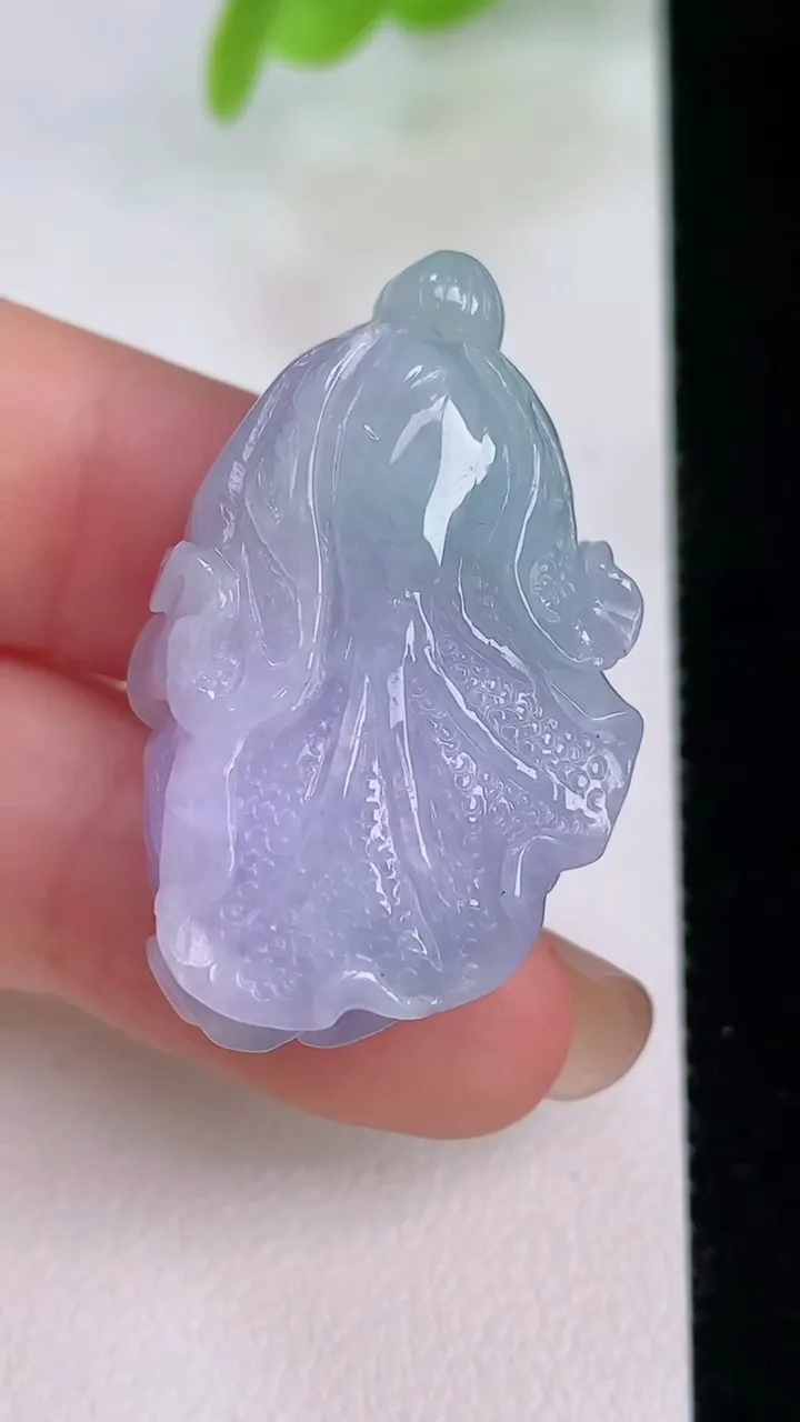 天然A货翡翠春带彩 紫罗兰白菜吊坠，尺寸34.6-20.4-12，重量:15.12g
7月31日