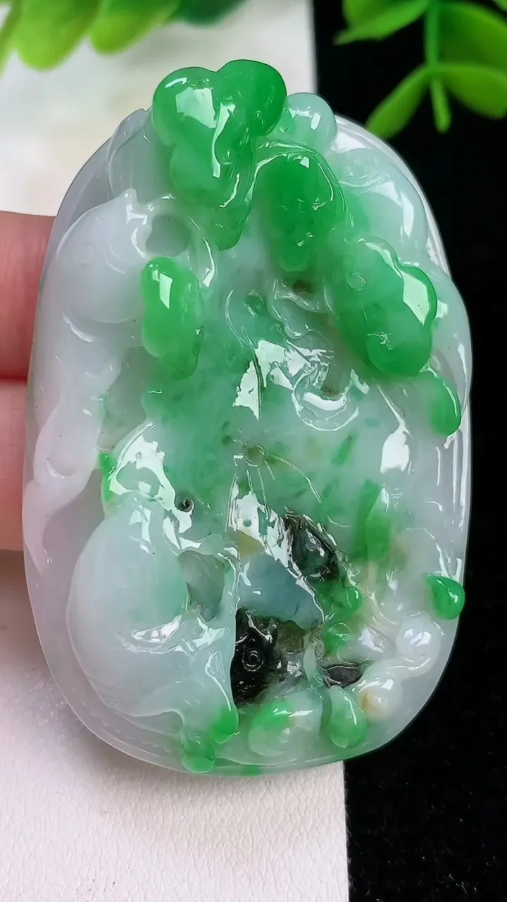 天然A货翡翠荷叶鱼吊坠，尺寸76-53-13.8，重:37.05g
7月31日