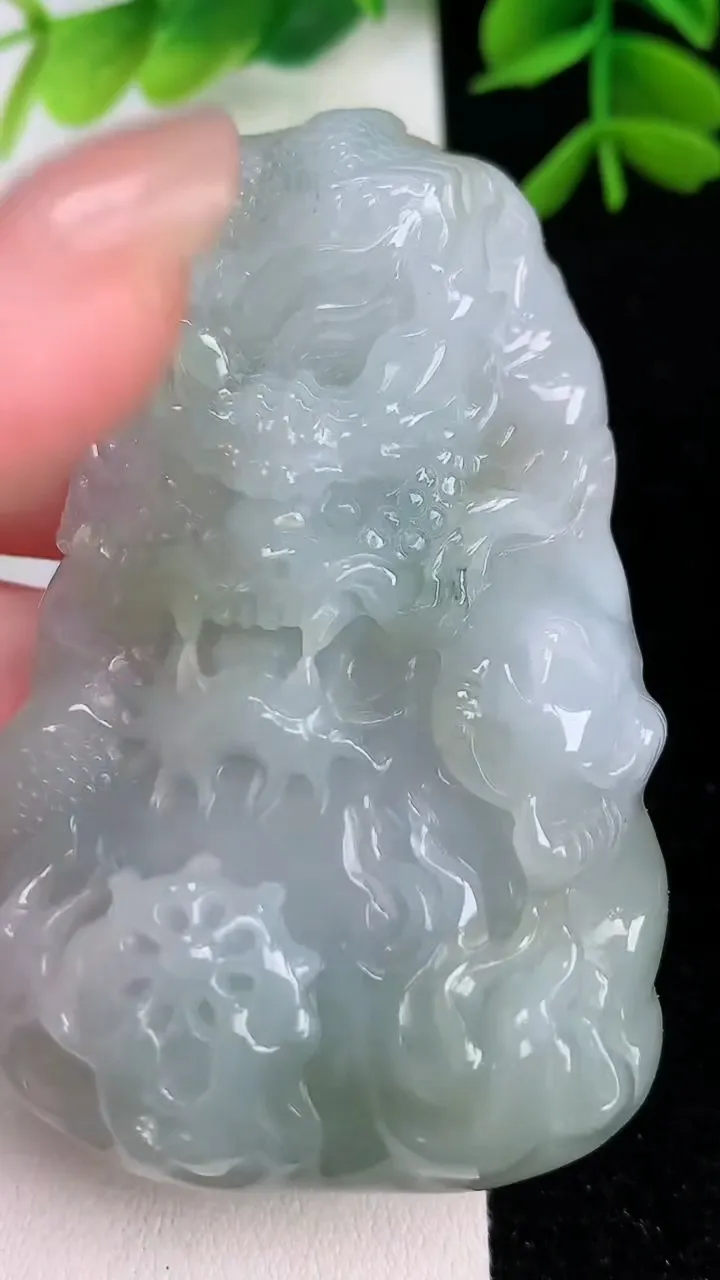 天然A货翡翠龙牌吊坠，尺寸67-42-12.6，重:60.60g
7月31日